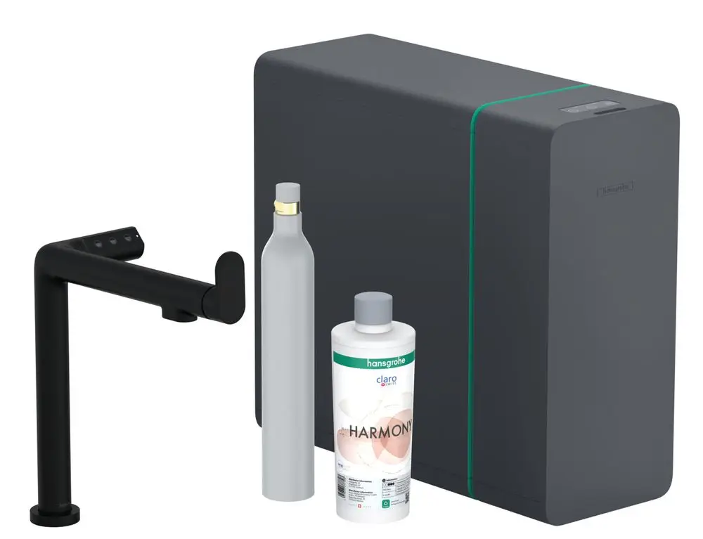 Schwarzes Kochsystem von Hansgrohe mit einem Wasserhahn, einer CO2-Flasche und einer Flasche für spezielle Flüssigkeit in einem kompakten Design.